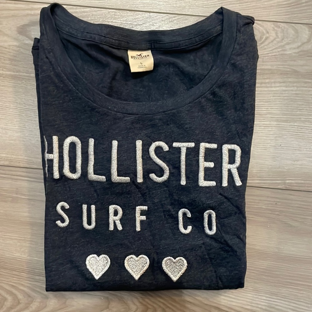 Size large Hollister graphic tee. Like new.